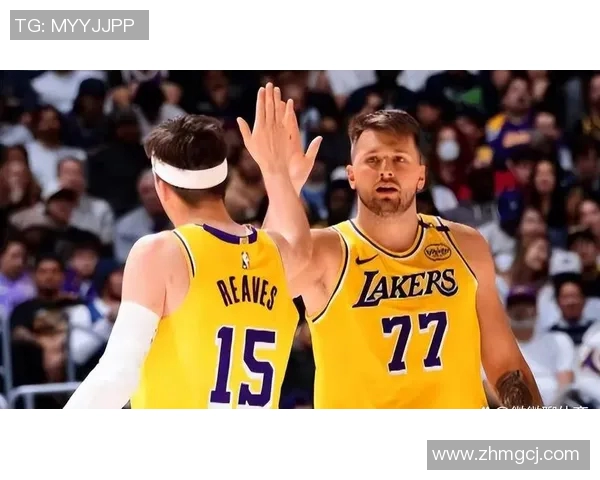 对阵国王！湖人官媒晒众球员登机照：短途北上征程